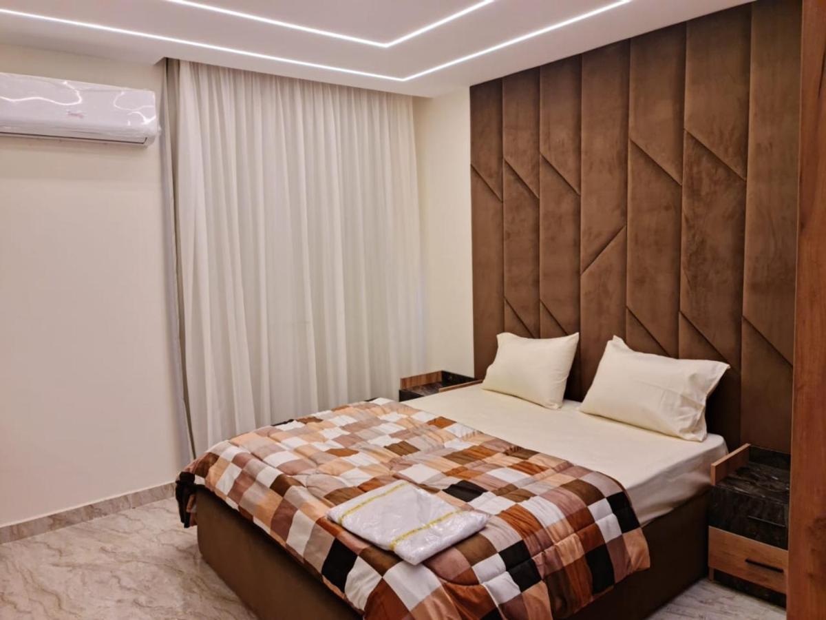 Amazing Flat Front Of Stars2 * Cairo
